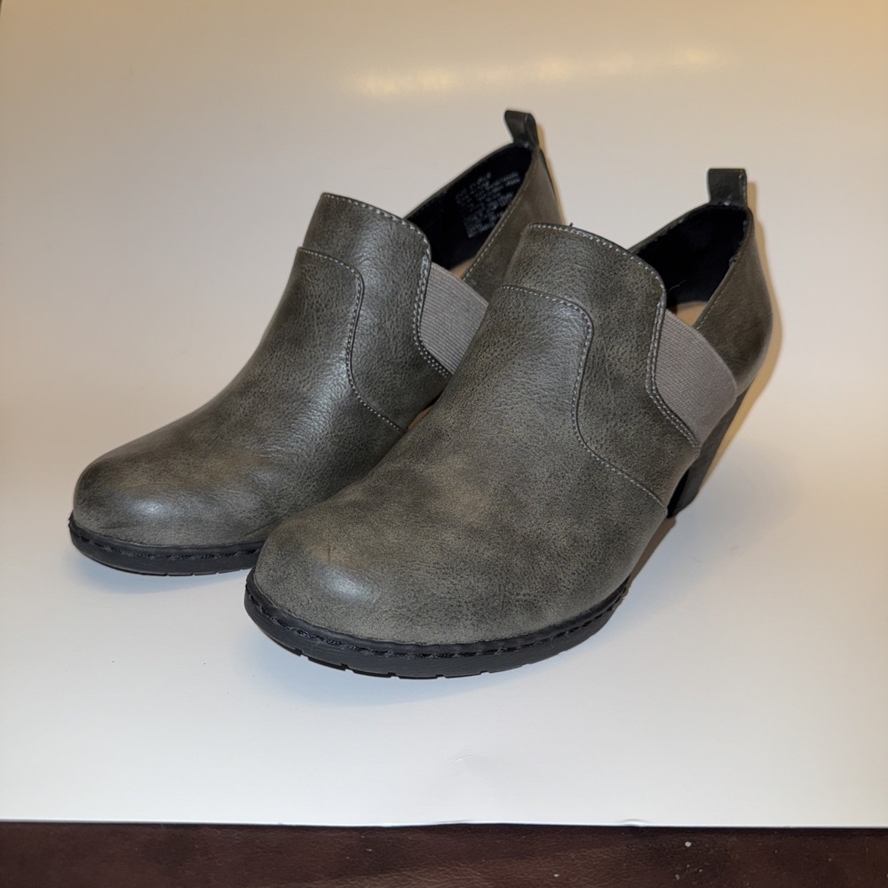 Grey heeled slip on ankle boots / shoes, size 8.5 WIDE‎ Croft & Barrow Ortholite